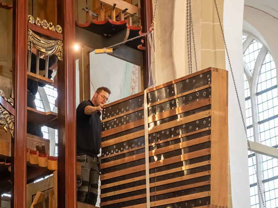 Verwijderen windladen uit het orgel